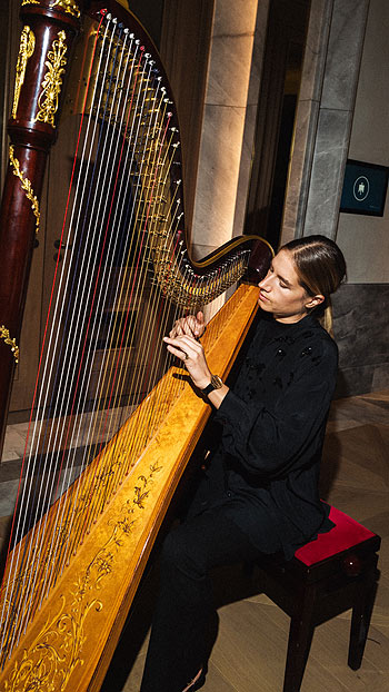  Harfenspielerin Sissa Radabeim Grand Opening des Roswood Munich ( ©Foto: Pat Domingo für Rosewood Munich) 