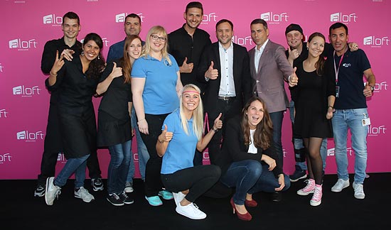 Das Team des Aloft Hotels samt w xyz Bar freute sich über die vielen G#äste des Abends (©Foto. Martin Schmitz)