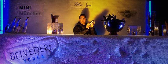 An der Eis Bar des Blue Spa gibts Cocktails und heiße Winter-Getränke (Foto: Martin Schmitz)