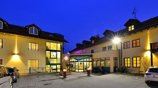 Best Werster Plus Hotel Erb in Prsdorf - Außernansicht bei Nacht (©Foto. Hotel Erb)