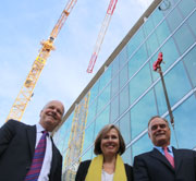 Unterm hochgezogenen Richtkranz: Thomas Weyer, Geschäftsführer Finanzen und Infrastruktur der Flughafen München GmbH , Dagmar Mühle, General Manager des Hilton, Georg Kofler, Kofler Energies (©Foto: Martin Schmitz)