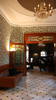 so wird der Gast empfangen in der Lobby des "neuen" Hotel Krone an der Theresienwiese (©Foto: Martin Schmitz)