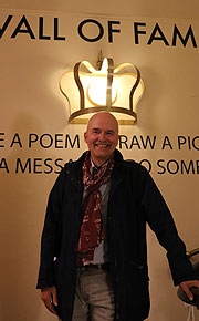 Vor der Wall of Fame im Hotel Krone (©Foto: Martin Schmitz)