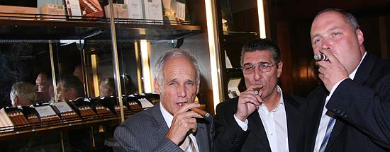 Dr. Reto Cina (Davidoff), Rudi Assauer, Stefan Kaminsiki (Vier Jahreszeiten) (Foto: Martin Schmitz)