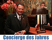 Vier Jahreszeiten Kempinski München: Massimo Francucci begrüßt Gäste als „Concierge des Jahres 2009“. Am Abend wurde ihm die Urkunde überreicht (Foto: MartiN Schmitz)