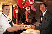 Hoteldirektor Axel Ludwig (re.) ließ sich auch bekochen bei der Vorstellung der temporären Christmas Suite (©Foto: Martin Schmitz)