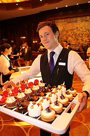 Täglich um 12 Uhr werden die Köstlichkeiten zu den Klängen des Marienplatz-Glockenspiels backfrisch in die Lobby gebracht (©Foto. Martin Schmitz)