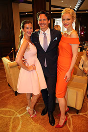 Claudia Schwarz, Axel Ludwig (Hotel-Direktor „Vier Jahreszeiten Kempinski“), Franziska Knuppe (©Foto. Martin Schmitz)