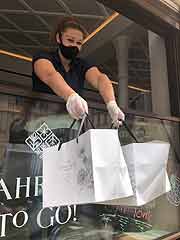 5 Sterne To Go: die Take-Away Gerichte werden aus dem Fenster der Schwarzreiter Tagesbar verkauft (©Foto. Martin Schmitz)