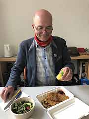 Appetitlich: Wiener Schnitzel mit Bratkartoffeln und gemischtem Salat (©Foto: Marikka-Laila Maisel)