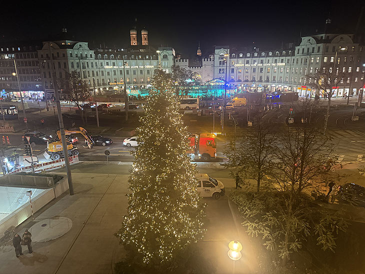 Koenigshof Munich mit 25 m Christbaum 2025 und Blick über den glitzernden Eiszauber am Stachus ©Foto: Martin Schmitz 