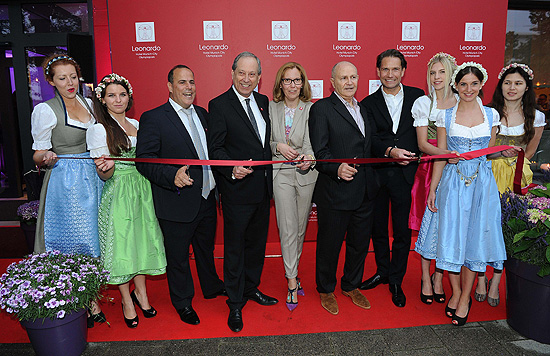 Yoram Biton, Daniel Roger, Jacolien Benes, David Piekarz,Andreas Neudahm eingerahmt von Models im Dirndl designed by Daniel Fendler (©Foto:Leonardo Hotel)