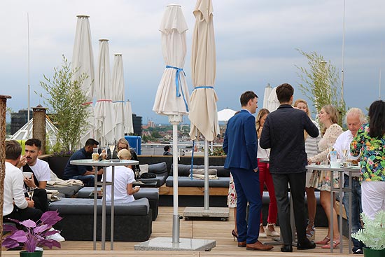 "The Terrace" @ Mandarin Oriental, Munich: Sommer, Sonne und Champagner &uuml;ber den D&auml;chern von M&uuml;nchen mit dem Sommerangebot Perrier-Jou&euml;t &bdquo;Champagne O&rsquo;Clock&ldquo; (&copy;Foto: Martin Schmitz)