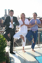 Mandarin Oriental General Manager, Michael Ziemer, Patrick Broome und Ralph Bauer am Pool  (Foto: MartiN Schmitz)