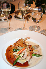 Perlhuhnsupreme auf getrüffelten Steinpilzen und Kerbelpapardelle (Foto: Martin Schmitz)