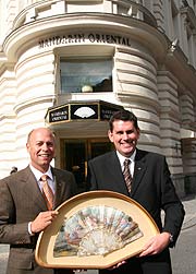 Lars Wagner (li.) löst Michael Ziemer (re.) ab als Generaldirektor des Mandarin Oriental, Munich (Foto: Martin Schmitz)