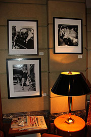 an den Wänden eine Ausstellung von Bilder des Hollywood Fotografen Frank Worth (Foto: Martin Schmitz)