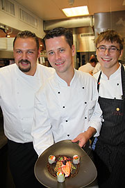 Tobias Jochim (li.) vom Mark's restaurant und Niels Mester (Mi.) vom Hamburger Doc Cheng's bereiten vom 11.-18.09.2009 ein besonderes Menü (Foto: MartiN Schmitz)