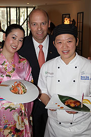 Lars Wagner brachte das "Nobu Matsuhisa" Gastspiel in sein Mandarin Oriental, Munich. Rose Ang (li) führt das Küchenteam (Foto: MartiN Schmitz)