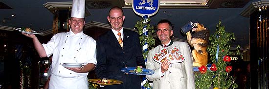 Küchenchef Jörg Michael, Wirtschaftsdirektor Jörg Grede und Hoteldirektor Richard Meyer freuen sich auf die Wiesn-Zeit im Resataurant des Maritim Hotel München (Foto. Marikka-Laila Maisel)