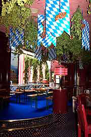 Aufwändige Hopfen-Deko bis hin in den Barbereich (Foto:Marikka-Laila Maisel)