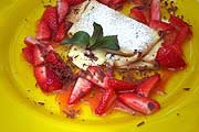 Soufflierte Crepes mit marinierten Erdbeeren (Foto: Marikka-Laila Maisel)