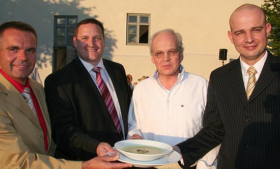 zufriedene Gastgeber beim Südafrikanischen Weinabend im Rahmen der TASTE Moments: : Maritim Hotel Direktor Richard Mayer, Maritim Hotel München Küchenchef Jörg Michael, Wolfgang Zander (Restaurant Schlosshof 5 in Murnau als Ort der Veranstaltung), Jörg Grede, Stellvertretender Direktor Maritim Hotel München (v.r.n.l.) (Foto: MartiN Schmitz)