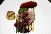 Filet vom Weideochsen im Kräutermantel an Rotweinglace mit Underberg, grünem Spargel und Fondant Kartoffeln (Foto: Martin Schmitz)