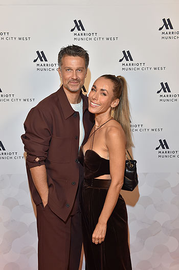 Wayne Carpendale und Ehefrau Annemarie Carpendale @ "Grand Opening Party" im Munich Marriott Hotel City West in München am 08.02.2024 @Foto: BrauerPhotos / Goran Nitschke für Marriott Hotels