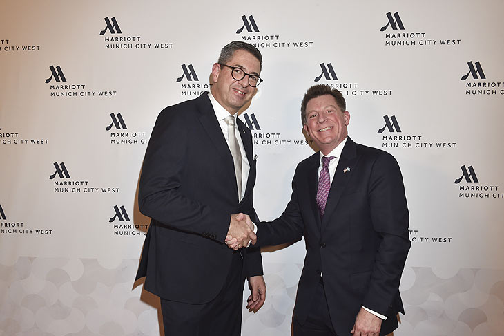 René Mooren (General Manager, München Marriott Hotel City West), Timothy E. Liston (US Generalkonsul München)  @ "Grand Opening Party" im Munich Marriott Hotel City West in München am 08.02.2024 @Foto: BrauerPhotos / Goran Nitschke für Marriott Hotels