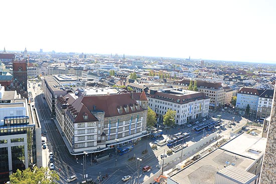 Stachus (Li.) und Bahnhofsvorplatz im Blick aus dem NH Collection München Bavaria am Münchner Hauptbahnhof /©Foto: Martin Schmitz)