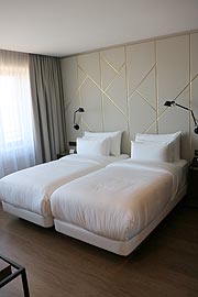 Deluxe-Zimmer  des NH Collection München Bavaria am Münchner Hauptbahnhof /©Foto: Martin Schmitz)