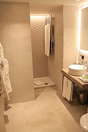 Bad des NH Collection München Bavaria am Münchner Hauptbahnhof /©Foto: Martin Schmitz)