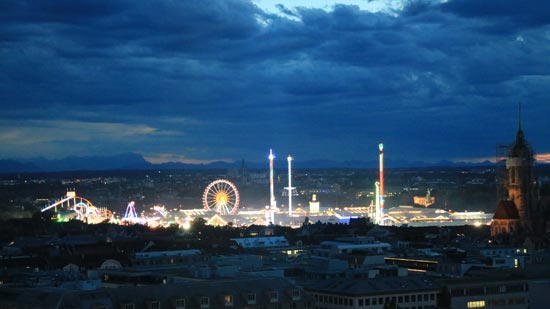 OKTOBERFEST BY NIGHT: Spektakuläre Bilder aus dem Konferenzraum "Alpenblick" auf der 16. Etage in knapp 95 Meter Höhe @ NH Collection München Bavaria (©Foto: Martin Schmitz)