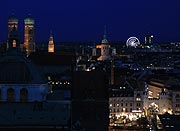 Frauenkirche, Stachus und im Hintergrund das Riesenrad im Werksviertel - Blick aus dem NH Collection München Bavaria am Münchner Hauptbahnhof /©Foto: Martin Schmitz)