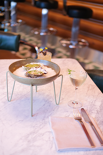 Austern in der BAMBULE! Bar by mural  des "Schwan-Locke" Hotel(©Foto:Schwan Locke)