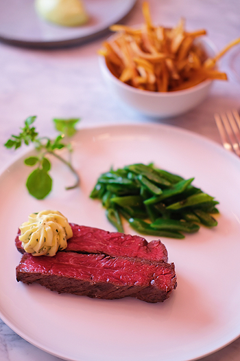 Steak Frites in der BAMBULE! Bar by mural  des "Schwan-Locke" Hotel (©Foto:Schwan Locke)