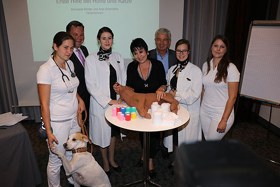 Geübt wird am Hunde-Dummy: Hotel-Manager Johannes Mayr (2.v.l.), Uschi Ackermann (Mi.), Dr. Lorenz Schmid,  (©Foto: Martin Schmitz)