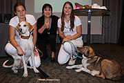Uschi Ackermann mit den beiden Tierärztinnen Anja Scheufele (li.) und Michaela Winter (©Foto. Martin Schmitz)