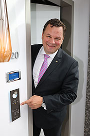 Sofitel Munich Bayerpost Hotel-Manager Johannes Mayr zeigt das besondere Türschild für Zimmer mit Hunden (©Foto: Martin Schmitz)
