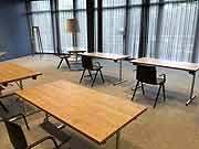 so locker und mit Abstand aufgestellten Tischen könnten Anfangs Konferenzen durchgeführt werden (©Foto: Martin Schmitz)(