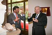 Brot, Salz, und dazu ein Vodka: Ministerpräsident Beckstein und Sir Rocco Forte bei der offiziellen Einweihung am Mittag (Foto: The Charles hotel)