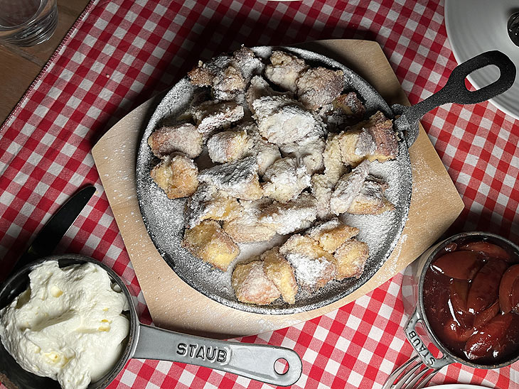 Zum Abschluß Kaiserschmarrn : "Cosy Winter Village" auf der Terrasse des The Charles Hotels in München (Foto:Martin Schmitz)