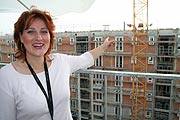 DDort könnte Ihre Wonung liegen, empfiehlt Concept Bau - Premier Marketing Managerin Petra Seifert (Foto: Martin Schmitz)