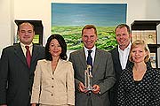 Die Preistr&auml;ger: Dr. Lars Binckebanck, Prokurist Verkauf und Marketing, Birgit Goedde, Leiterin Marketing und Unternehmenskommunikation der J.K. Wohnbau, Dr. Josef L. Kastenberger, gesch&auml;ftsf&uuml;hrender Gesellschafter der J.K. Wohnbau, Florian Gast, Gesch&auml;ftsf&uuml;hrer HOT ADVERTISING, Ute Reumuth, GL/Kundenberatung HOT ADVERTISING) (Foto: MartiN Schmitz)