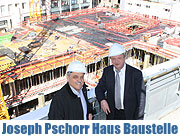 Baustellenbesichtigung Josef Pschorr Haus. Deckelbauweise ermöglicht zeitgleiches Bauen nach oben und unten. Richtfest im Herbst 2012 (©Foto: Marikka-Laila Maisel)