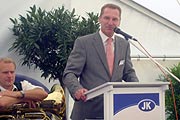 Dr. Josef L. Kastenberger, Inhaber der J.K. Wohnbau, begrüsste die Gäste beim Richtfest am 27.07.2007 (Foto: Klaus Ikenemeyer)