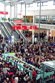 Am Besten schon im Vorverkauf das Ticket sichern - die cbr ist wie hier am Morgen des Eröffnungstages eine äußerst beliebte Messe (Foto: Martin Schmitz)
