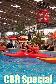 Kaufinteressierte können das Kanu in einem 50 qm großen Wasserbecken sogar selbst testen