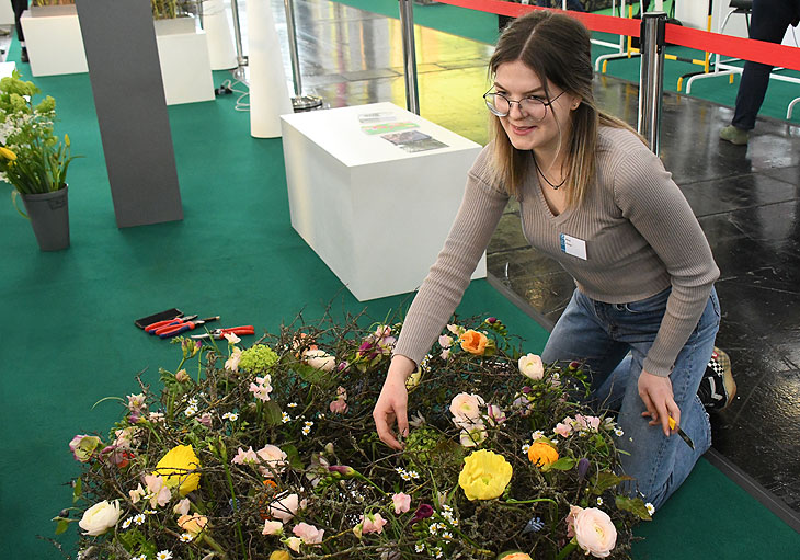 Treffpunkt "Mein schöner Garten" auf der garten München 2023 - angehende Floristen fertigen hier zu einem vorgegebenen Thema Blumensträuße, Dekoration oder Kränze an ©Foto: Ingrid Grossmann